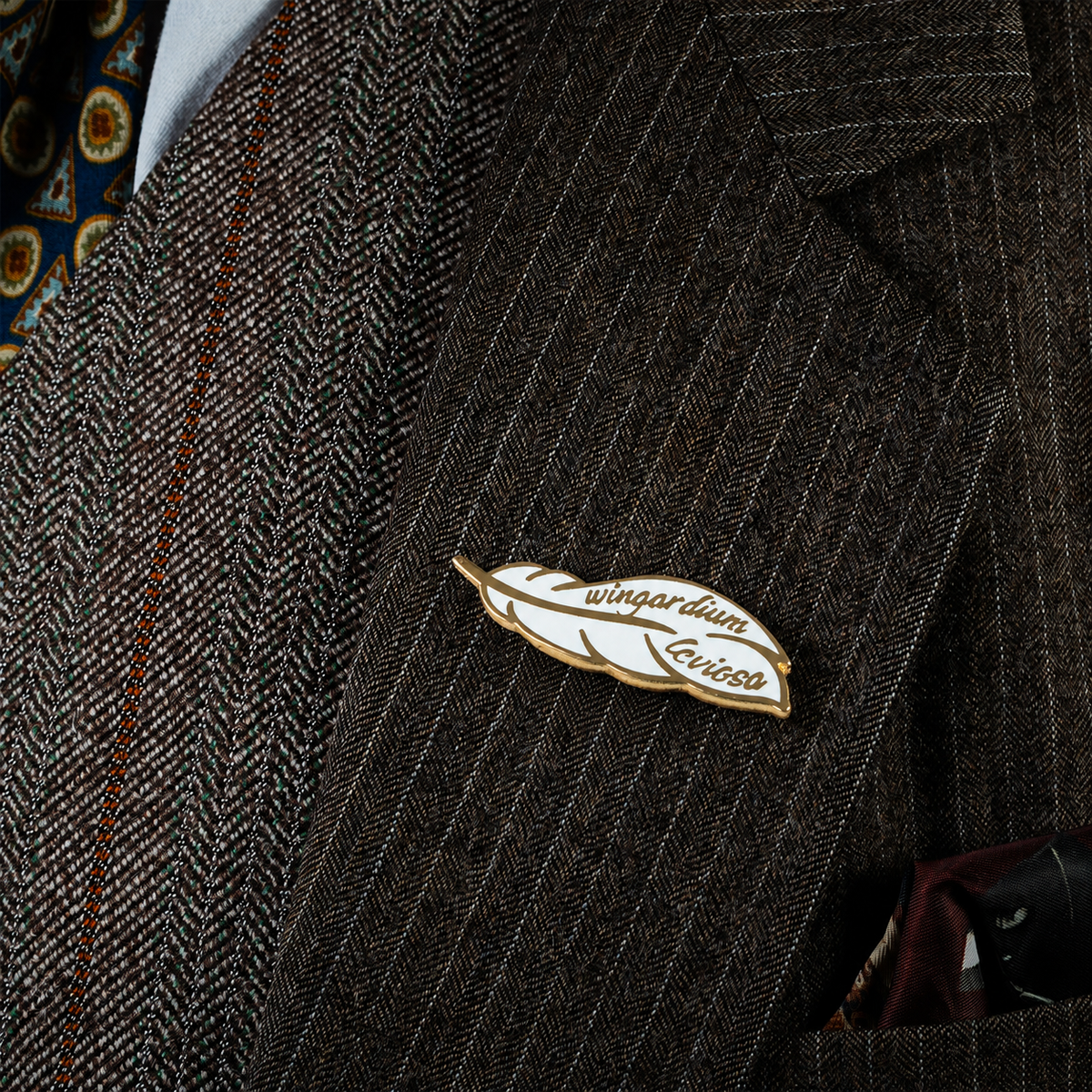 BROCHE TIPO ALFILER PLUMA DORADO